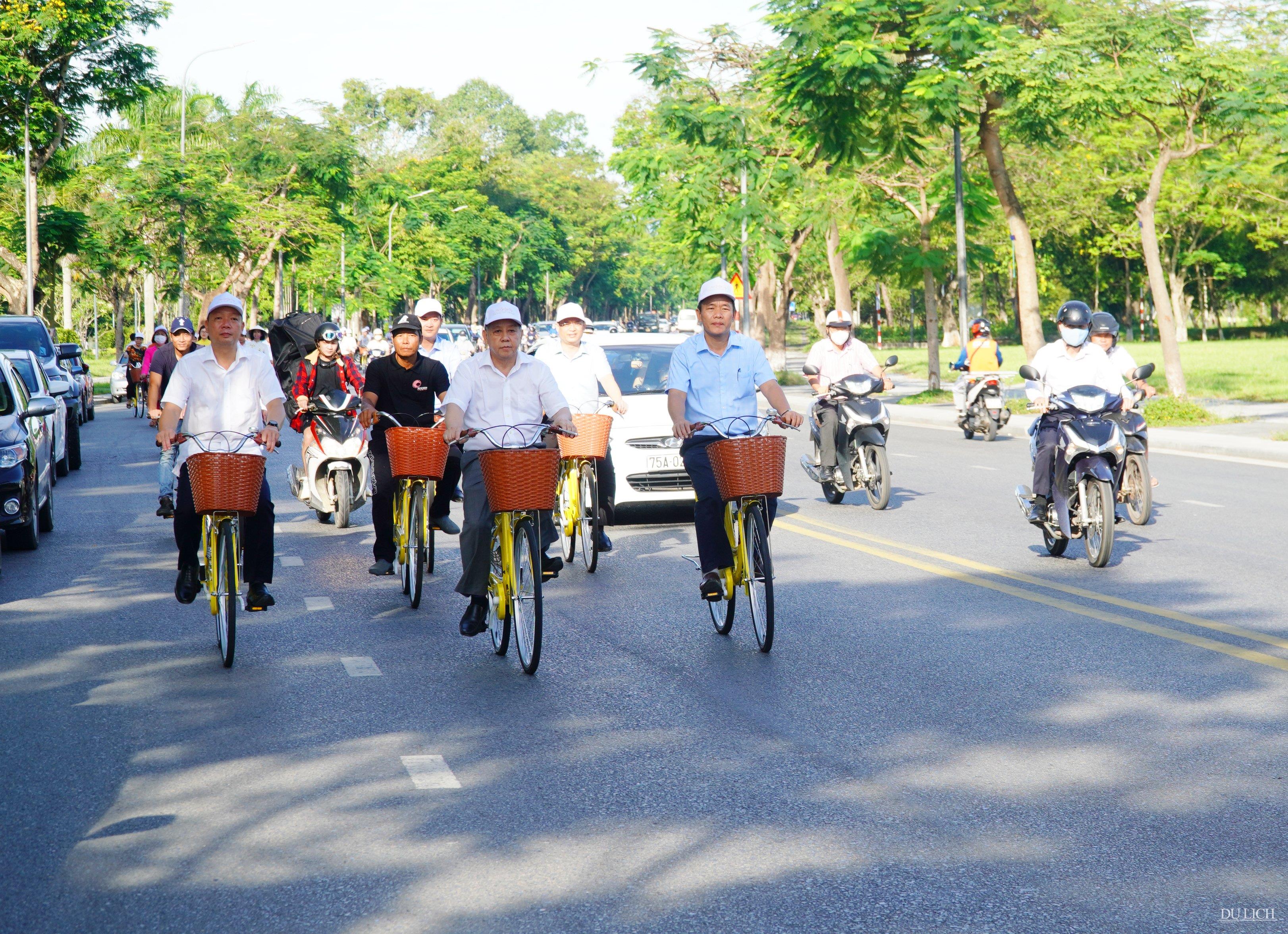 Các đại biểu trải nghiệm hệ thống xe đạp chia sẻ công cộng 